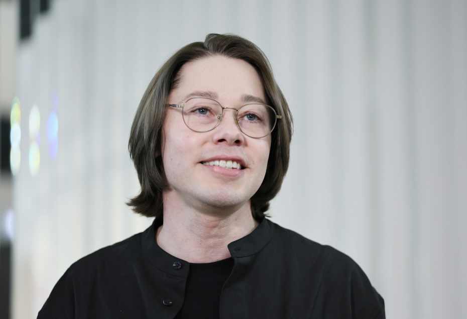 Актер Дмитрий Бикбаев на открытии выставки народной артистки РФ Елены Яковлевой в рамках специального благотворительного проекта «Вне роли».