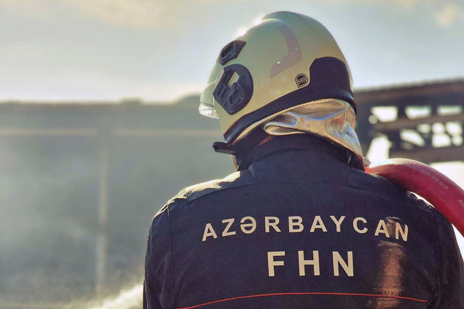 Сотрудник МЧС Азербайджана