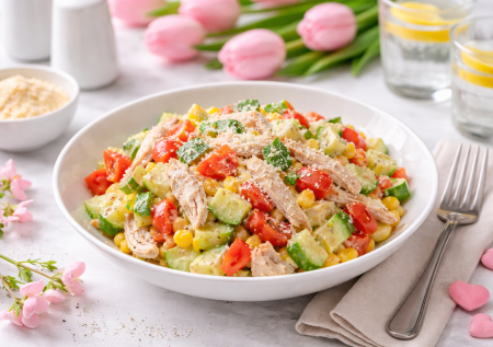 Простой салат на 8 Марта: вкусное сочение копчености и свежих овощей. Фишка — в заправке с пармезаном