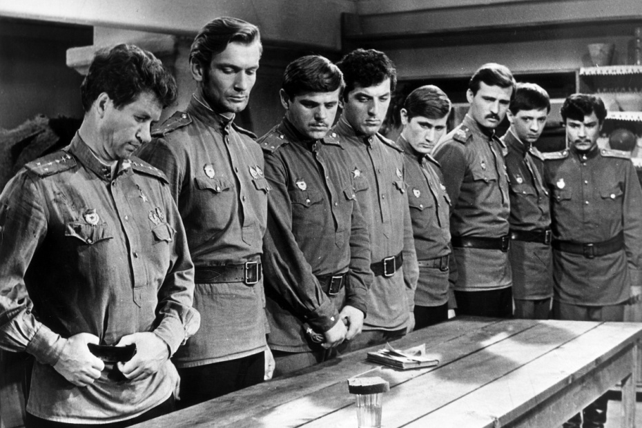 Актеры Леонид Быков, Владимир Талашко, Александр Немченко, Вано Янтбелидзе, Алим Федоринский, Вилорий Пащенко, Сергей Иванов, Рустам Сагдуллаев (слева направо) в кадре из фильма «В бой идут одни „старики“», 1973 год