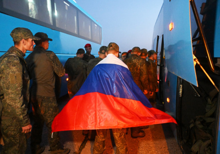 «Я вас люблю»: освобожденный из плена боец едва не разрыдался, услышав мать