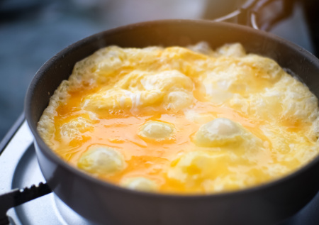 Пышный, а не как подошва: омлет на сметане — этот рецепт гарантирует воздушность и нежный сливочный вкус