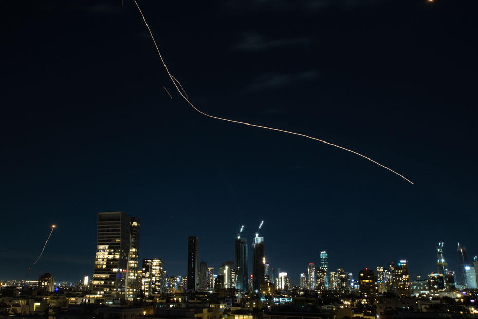 Следы от ракет-перехватчиков, запущенных из израильских систем ПВО в Тель-Авиве