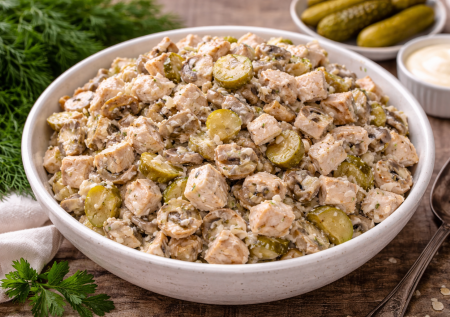 Варю окорочок и режу корнишоны: вкусный салат «Деревенский» — простой рецепт на праздник или на каждый день