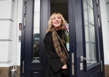 Елена Яковлева распродает свои картины, куда пойдут деньги: фото с выставки