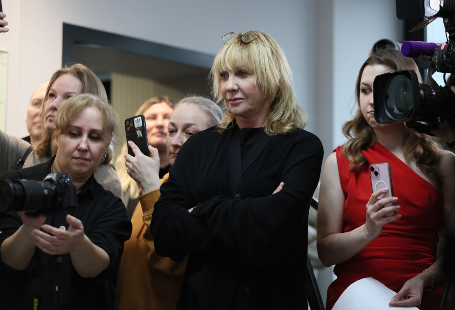 Актриса Елена Яковлева на открытии своей выставки в рамках специального благотворительного проекта «Вне роли».