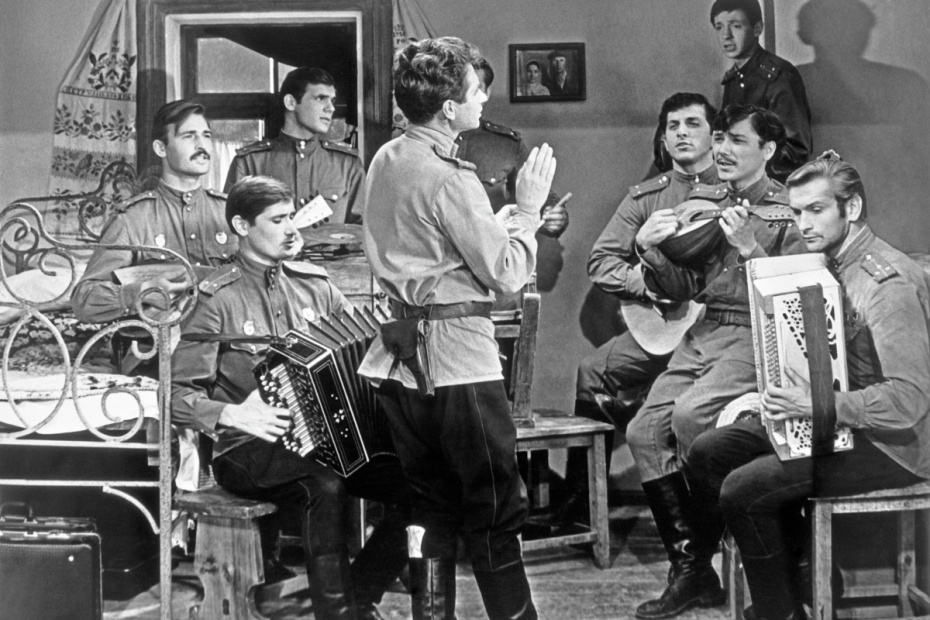 Кадр из фильма «В бой идут одни „старики“», 1973 год. Режиссер-постановщик и исполнитель главной роли капитана Титаренко — Леонид Быков (в центре)