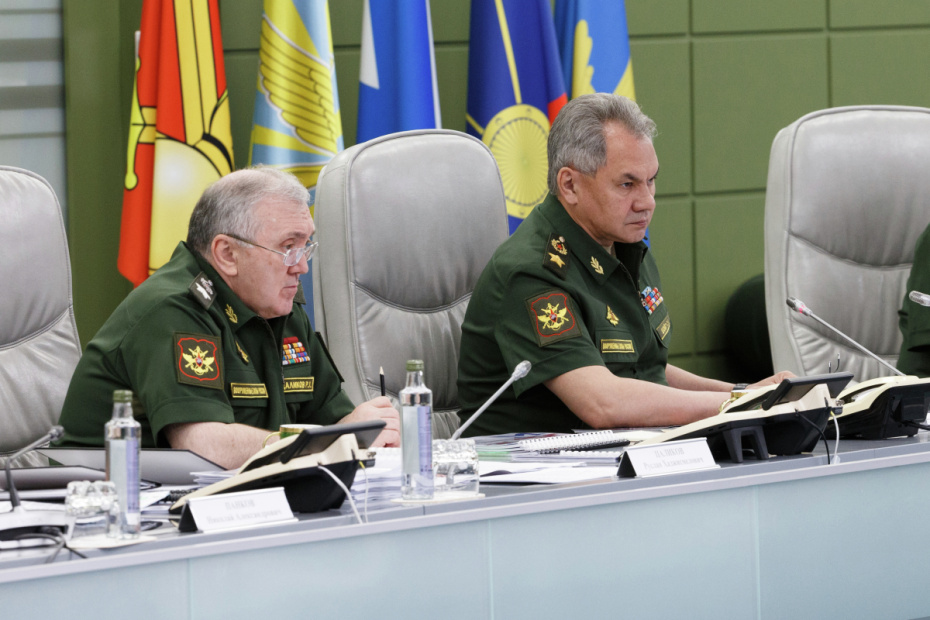 Сергей Шойгу (справа) проводит селекторное совещание в Национальном центре управления обороной РФ в Москве, слева — первый заместитель министра обороны РФ Руслан Цаликов, 2019 год