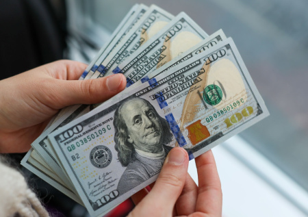 Банк России продлил ограничения на снятие иностранной валюты