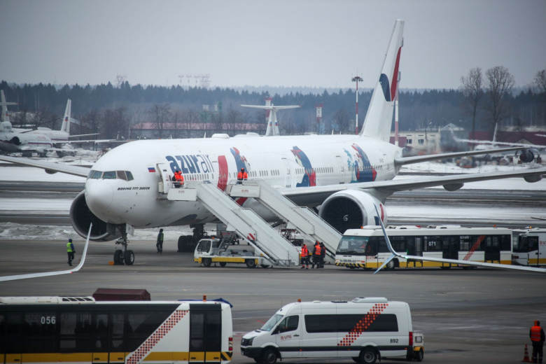 Самолет компании Azur Air