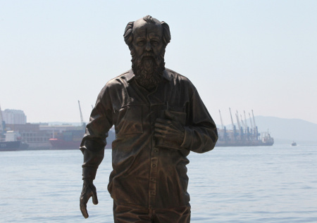 Громкий скандал с памятником Солженицыну разгорелся во Владивостоке