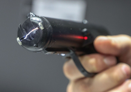 На Кубани начался суд над отцом, который «воспитывал» детей электрошокером