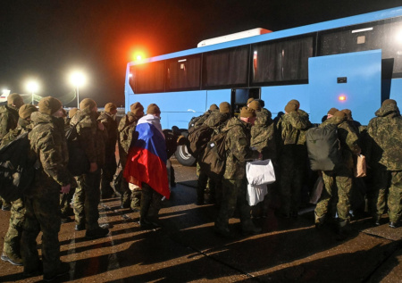 Появились первые кадры обмена военнопленными между Россией и Украиной