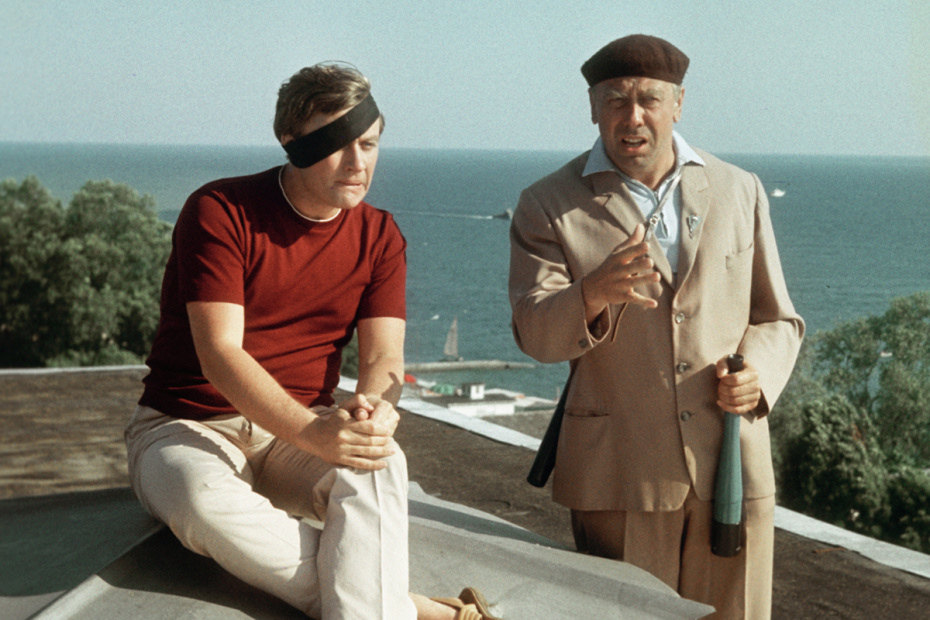 Актеры Андрей Миронов (слева) и Анатолий Папанов в художественном фильме «Бриллиантовая рука» (режиссер Леонид Гайдай)