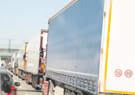 Российские дальнобойщики оказались в ловушке в Иране