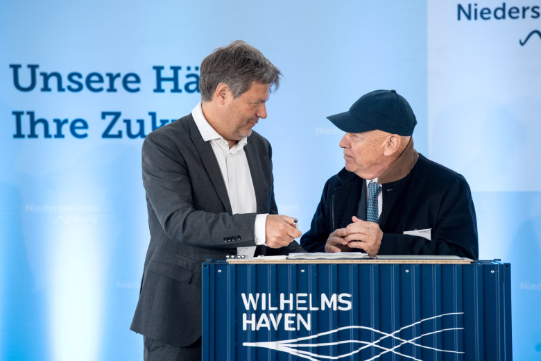 Джордж Прокопиу (справа)