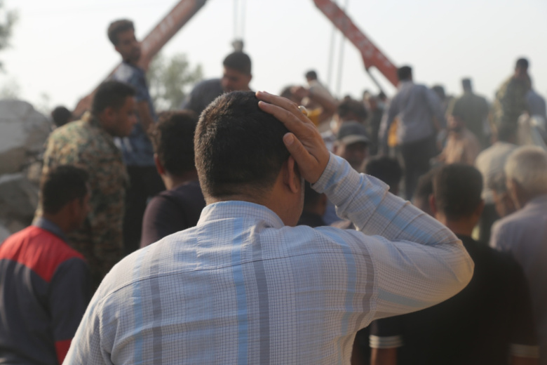 Спасатели и местные жители пытаются извлечь раненых из-под завалов в результате нападения на начальную школу для девочек в Минабе