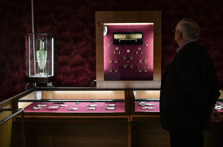 Посетитель в Центральном музее Тавриды, где представлены золотые украшения из коллекции скифского золота, в Симферополе