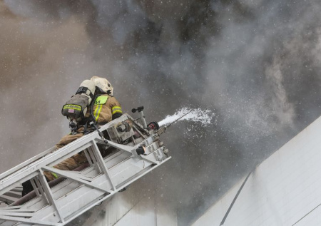 Пожарные экстренно выехали на пожар в махачкалинской многоэтажке