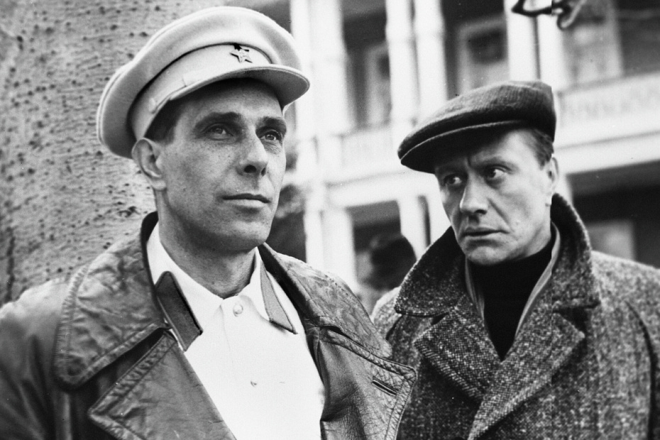 Кадр из фильма «Мой друг Иван Лапшин», режиссер Алексей Герман. Киностудия «Ленфильм», 1984 год. Главные герои фильма (слева направо) — Лапшин (артист Андрей Болтнев) и Ханин (артист Андрей Миронов)