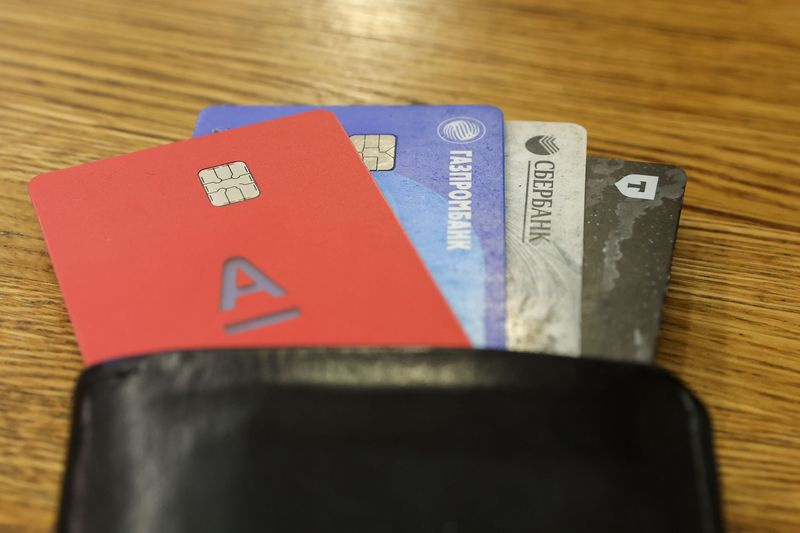 Пластиковые карты российских банков в кошельке