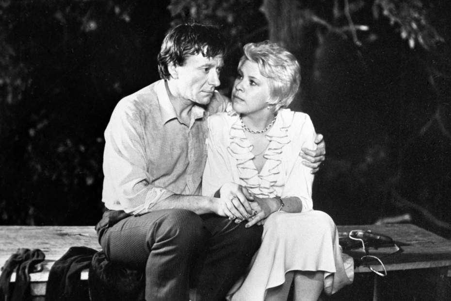 Народный артист РСФСР Андрей Миронов (слева) и артистка Татьяна Догилева (справа) в фильме режиссера Владимира Бортко «Блондинка за углом» киностудии «Ленфильм»