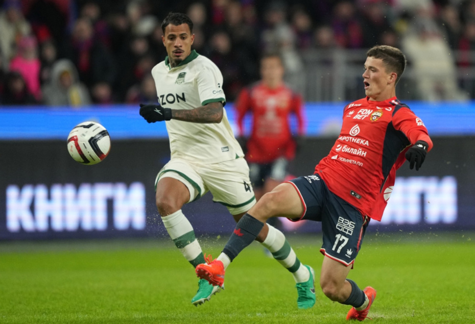 Диего Коста («Краснодар») и Кирилл Глебов (ЦСКА) в полуфинальном матче Кубка России по футболу «Путь РПЛ» в Москве