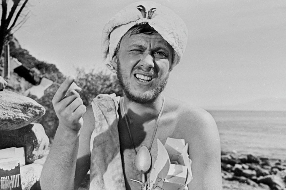 Актер Андрей Миронов в роли Ромы в кадре из художественного фильма «Три плюс два», 1963 год. Режиссер Генрих Оганисян, киностудия им. Горького, Рижская киностудия