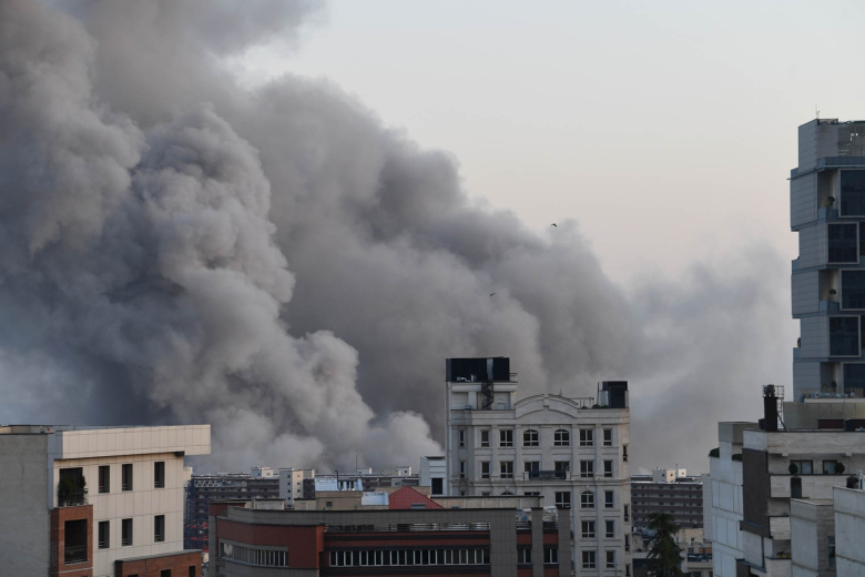 Дым после взрыва в Тегеране, Иран