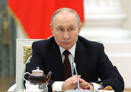 Путин поздравил Терешкову с днем рождения