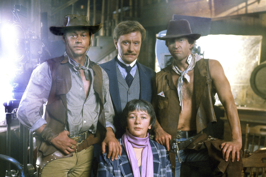 Режиссер Алла Сурикова с героями своих фильмов (слева направо): Николаем Караченцовым, Андреем Мироновым, Леонидом Ярмольником, 1986 год