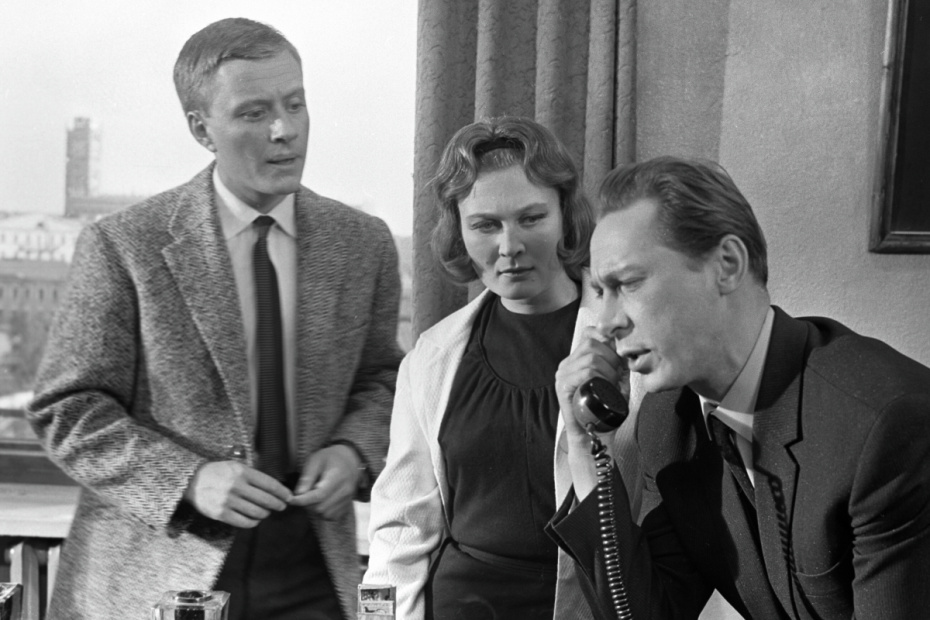 Олег Ефремов (справа) в роли следователя Подберезовикова, Андрей Миронов (слева) в роли Димы Семицетова и Татьяна Гаврилова в роли жены Семицветова в фильме режиссера Эльдара Рязанова «Берегись автомобиля»