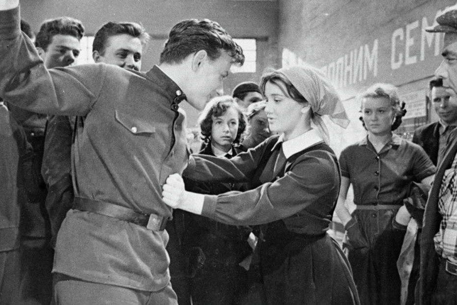 Жанна Прохоренко (в центре справа) в роли Ксюши в фильме «А если это любовь?» Слева — Андрей Миронов