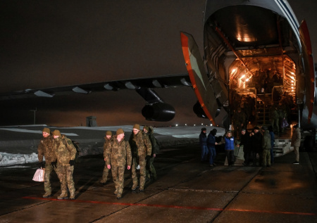 Вторая группа вернувшихся из плена бойцов СВО приземлились в Подмосковье