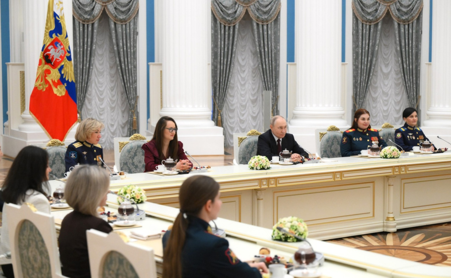 Владимир Путин на встрече с женщинами — представительницами разных профессий в Кремле