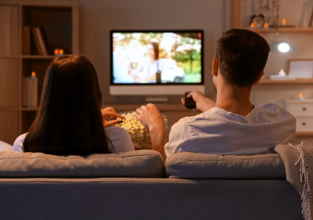 Мужчины стали смотреть романтическое кино в паре чаще женщин