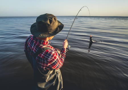 Счастливчик поймал «посланную Богом» гигантскую рыбу и установил рекорд