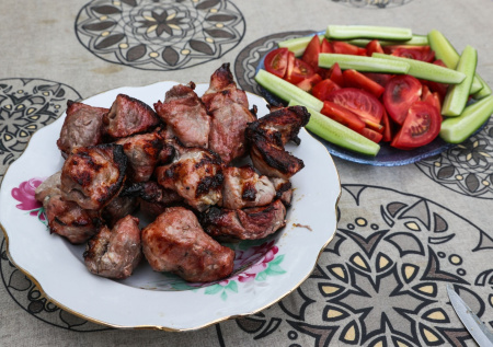 Без уксуса и лишней суеты: как замариновать шашлык, чтобы мясо таяло во рту