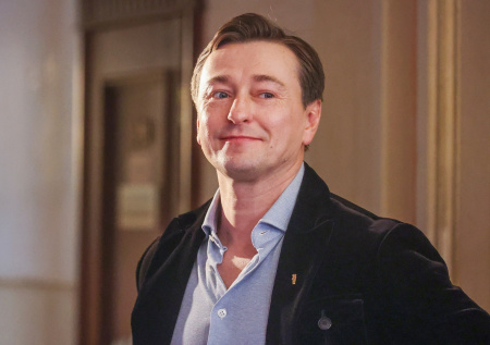 Назначение во МХАТ, премия, штрафы, суд: как живет Сергей Безруков