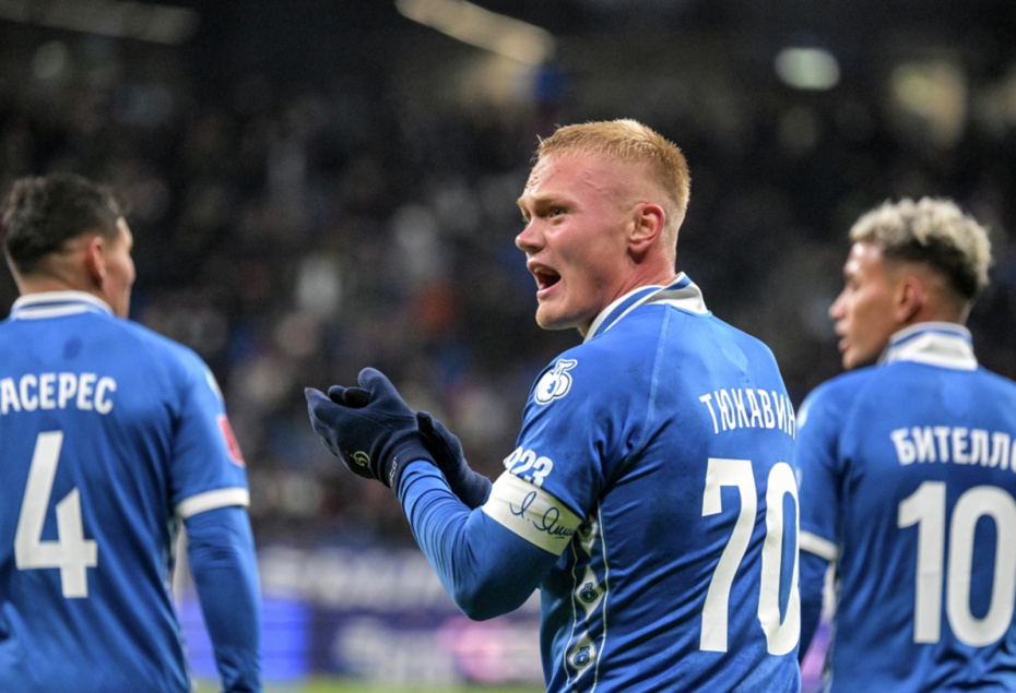 Константин Тюкавин («Динамо») радуется забитому командой голу в полуфинальном матче Кубка России по футболу «Путь РПЛ» в Москве