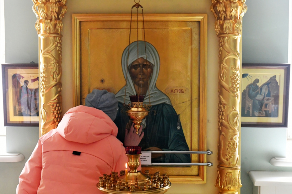 Прихожанка молится в храме