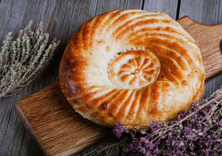 Чесночные лепешки за 10 минут на сковороде: ароматный завтрак из простых продуктов