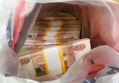 Пенсионер «подарил» мошенникам более 11,8 млн рублей