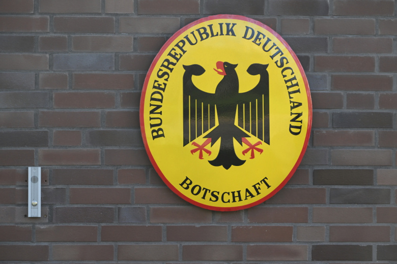 Табличка на здании посольства Германии