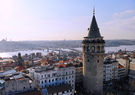 Женщина упала с Галатской башни в Стамбуле и погибла