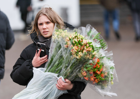 Экономист назвал целесообразные варианты подарка на 8 Марта