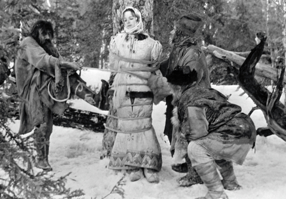 Наталья Седых (в центре) в роли Настеньки на съемках кинофильма «Морозко»