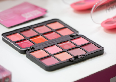 Россиянкам рассказали, опасны ли пробники косметики