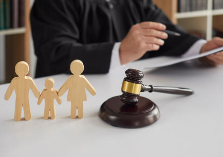 Названо число разводящихся семей с детьми в России