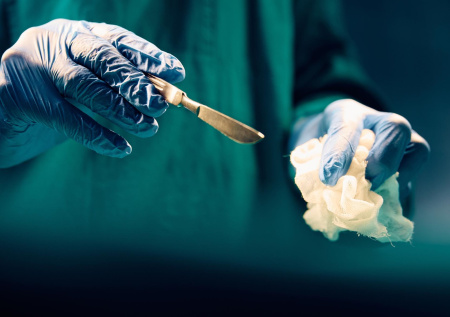 Врачи провели ювелирную операцию по спасению 93-летней пациентки